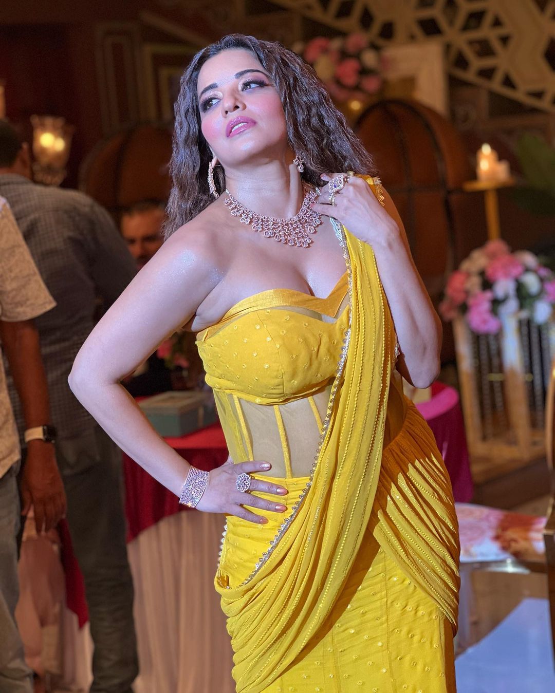Monalisa Ki Chudai Sexy Fucking - 60+ Monalisa Hot, Sexy and Bikini Photos of Bhojpuri Actress 'Antara Biswas'